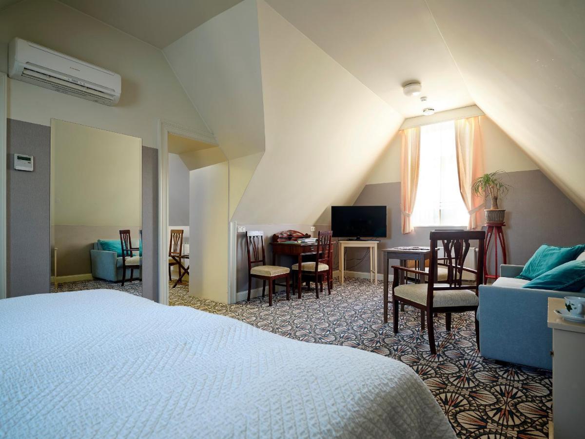 Villa Ammende Restaurant And Hotel Parnu Exterior photo A room at the hotel