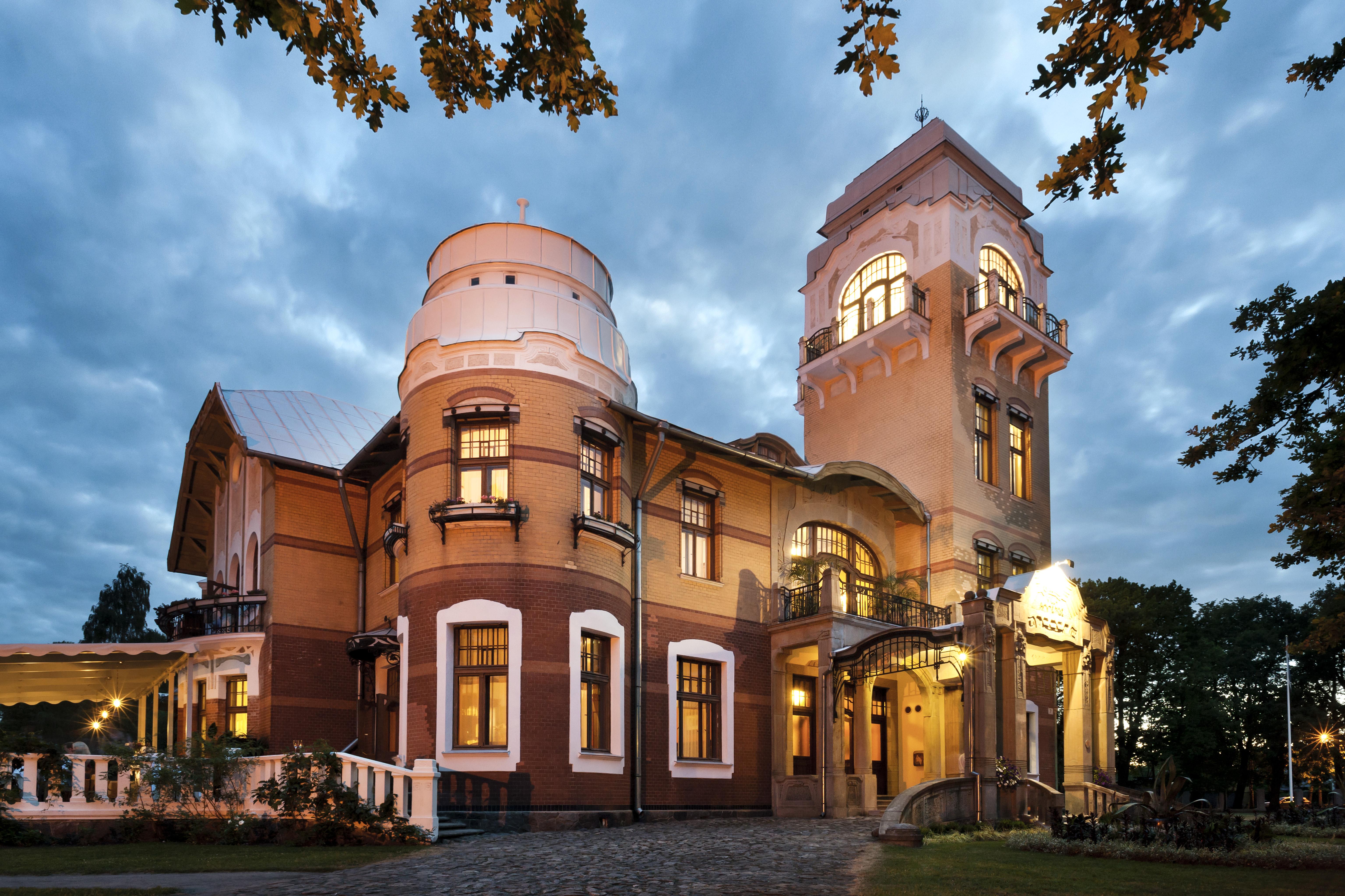 Villa Ammende Restaurant And Hotel Parnu Exterior photo The Villa of the Sun